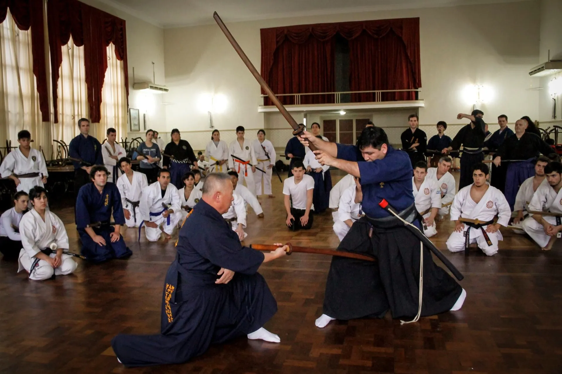 Sekiguchi sensei y un alumno en una demostración de kumitachi ante un gran público