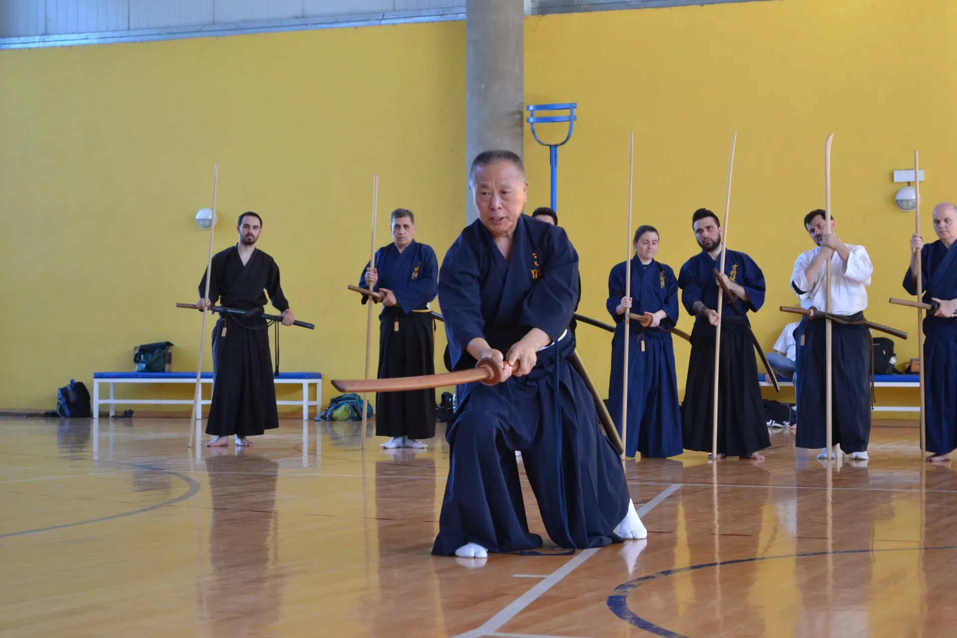 Sekiguchi Takaaki Komei sensei practicando iaido junto a sus alumnos