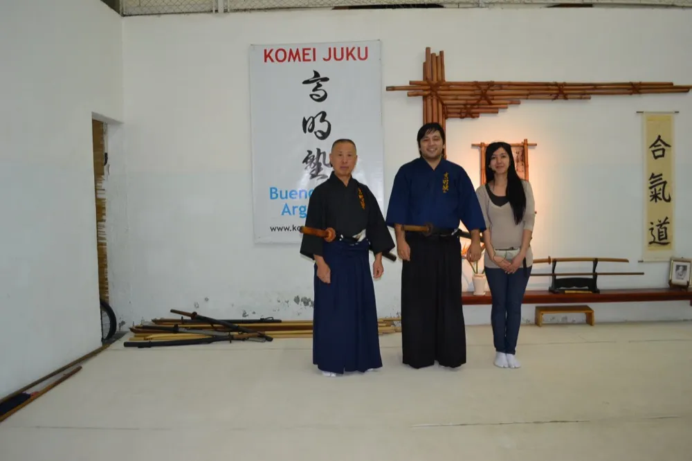 Sekiguchi sensei y Dario Vega sensei frente al cartel de Komei Juku Buenos Aires