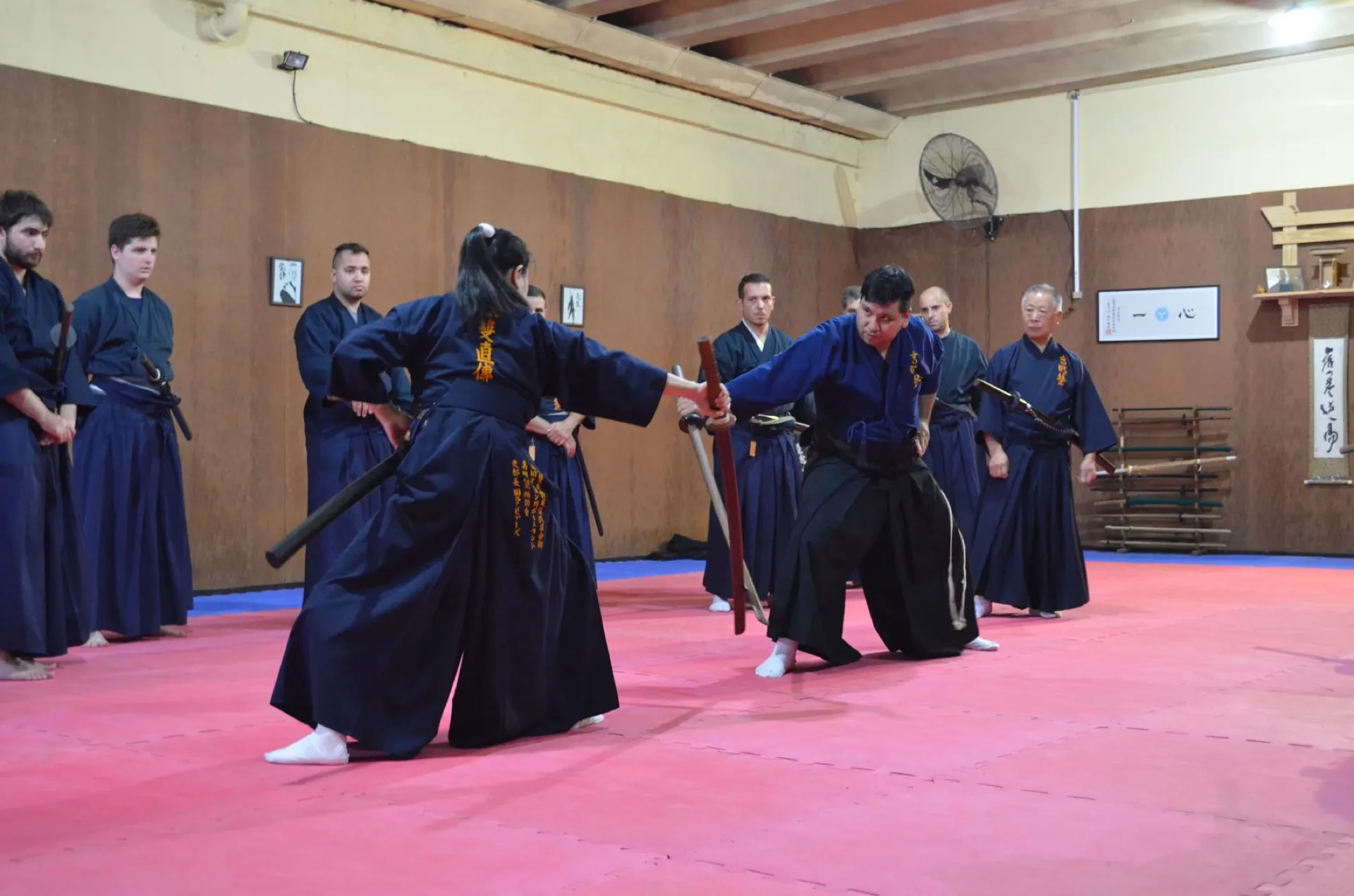 Dario Vega sensei en práctica de kumitachi en Chikara Dojo, con Sekiguchi sensei presente de fondo