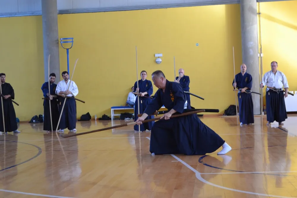 Sekiguchi sensei practicando con naginata junto a alumnos